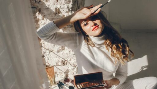 Симпатичная девушка с набором косметики