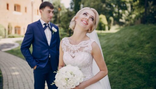 Улыбающаяся невеста с букетом