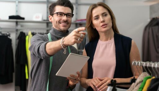 Продавец и покупатель в магазине одиежды