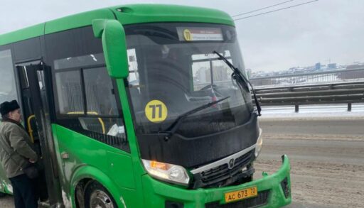 В Тюмени установили личность водителя автобуса, въехавшего в бордюр