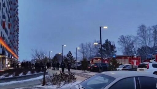 В Тюмени пожарные эвакуируют людей из многоэтажки ул. Первооткрывателей