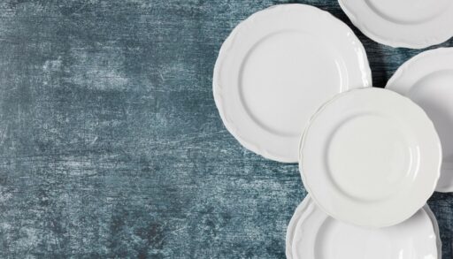чистые белые тарелки