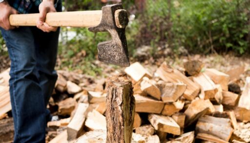 Расколотые дрова лежат на земле