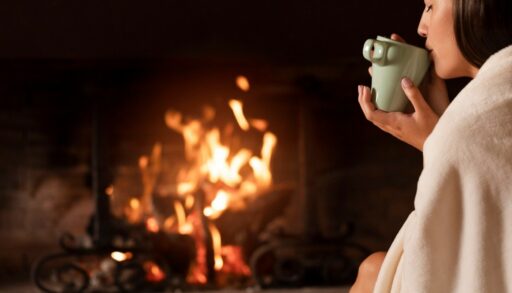 девушка пьет чай у огня