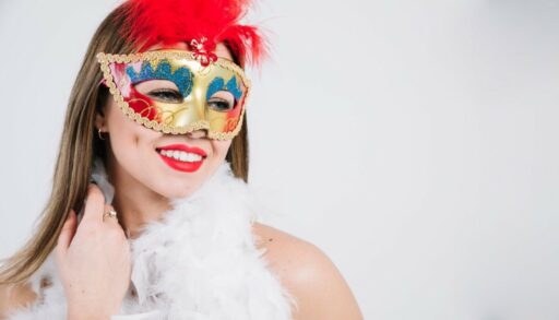 девушка в карнавальной маске