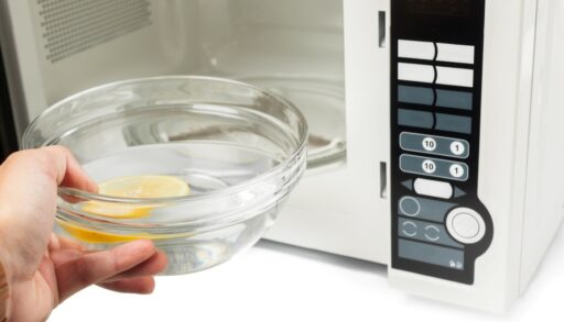 В микроволновку ставят миску с водой и лимоном