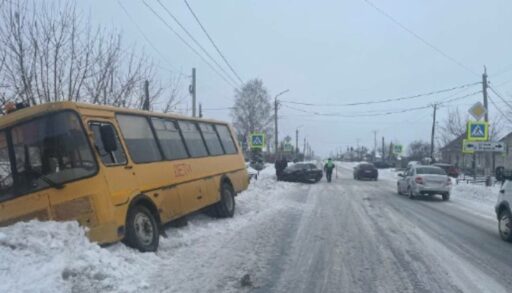 В тюменском поселке автолюбительница отправила в кювет школьный автобус