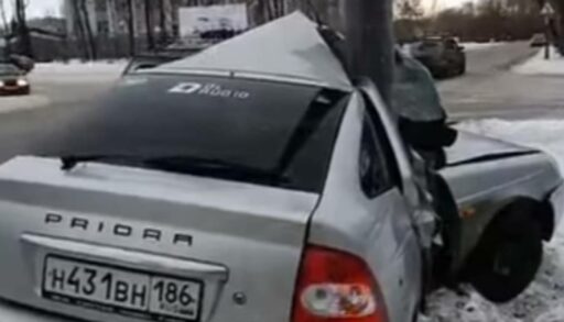 В Тюмени автомобиль "Лада" врезался в фонарный столб