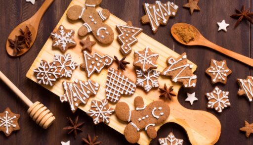 Имбирное печенье лежит на деревянной доске