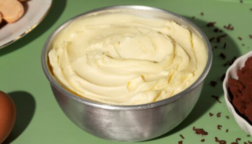 Крем для торта в миске на столе