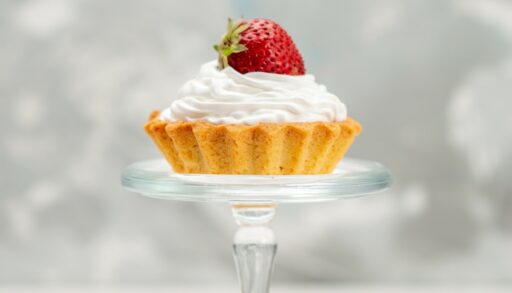 Пирожное с кремом и клубникой