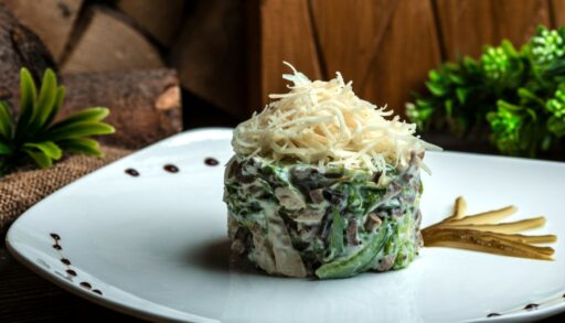 Слоеный салат на белой тарелке