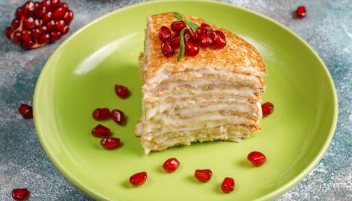 Торт из блинов на зеленой тарелке