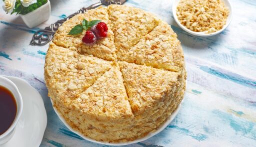 Торт Наполеон стоит на столе