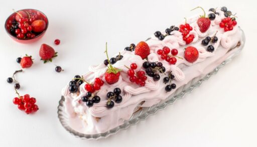 Сладкий десерт, украшенный свежими ягодами