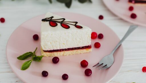 Торт-суфле лежит на розовом блюдце