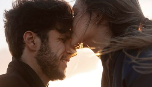 женщина целует мужчину в лоб