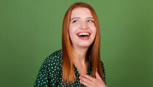 женщина улыбается