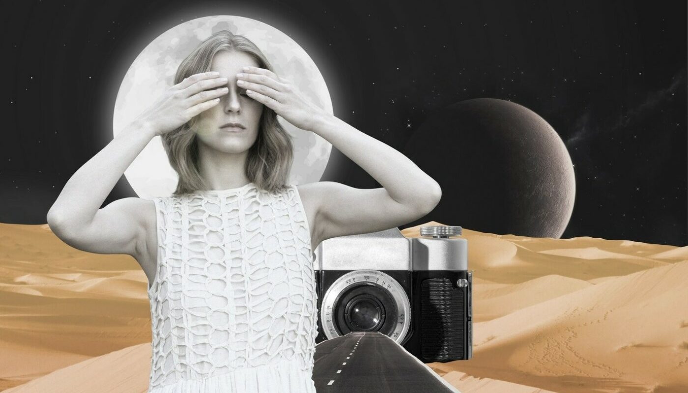 Женщина закрывает глаза, на заднем фоне - Луна, дорога