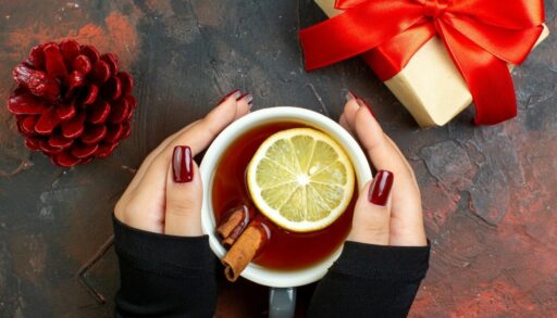 женские руки держат чашку с чаем