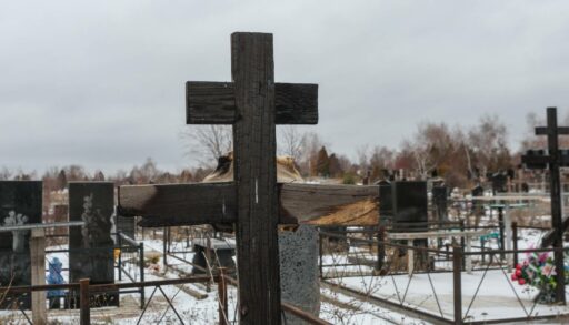 Тюменка избила женщину после проведения магических ритуалов на кладбище с её фото