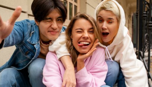 Друзья делают смешное селфи