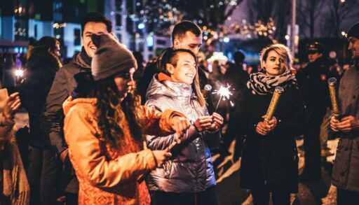 Люди на улице в Новый год