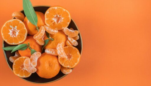 Мандарины в тарелке