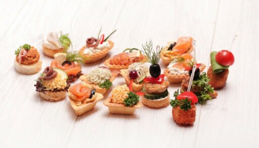 много разных тарталеток на столе