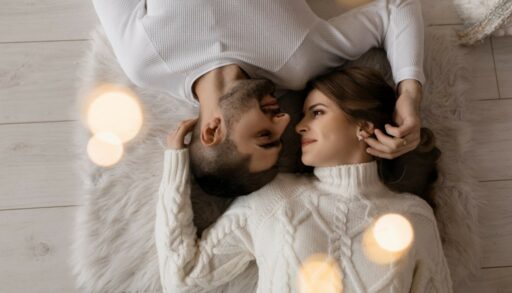 мужчина и женщина лежат на полу и улыбаются друг другу