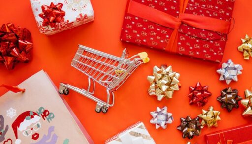 на красном фоне - подарки, тележка из магазина, бантики