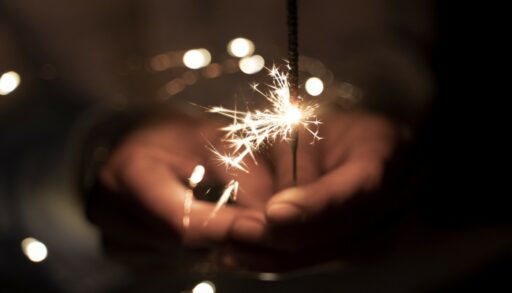 Бенгальский огонь в руках