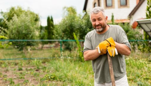 Фермер с лопатой на дачном участке