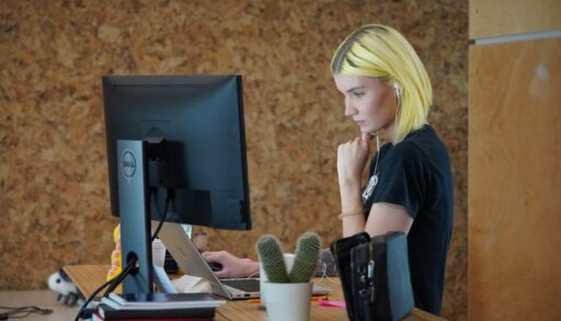 Преподаватели и риелторы: аналитики выяснили, в каких отраслях чаще общаются по ВКС