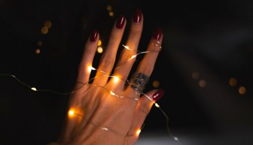 рука с гирляндой в темноте