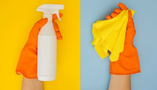 руки в перчатках, чистящее средство и салфетка в руках