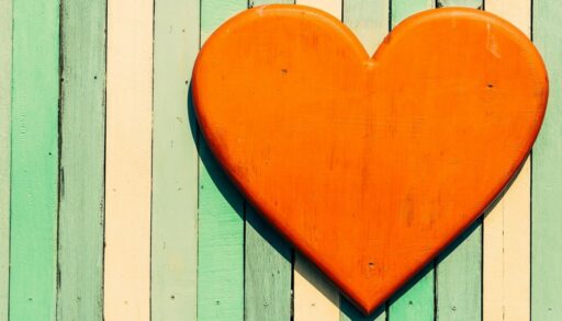 сердце на фоне забора