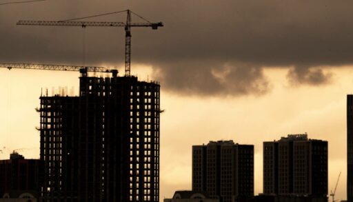 В Тюмени временно "заморозили" стройку делового центра возле ЦУМа