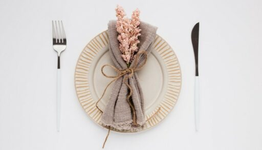 Тарелка и столовые приборы на светлом фоне