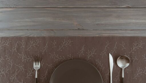 темный стол