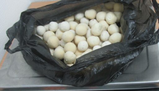 За год в Рощино у иностранцев было изъято почти 200 кг незаконной продукции