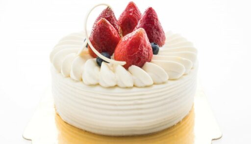 Торт с кремом и клубникой