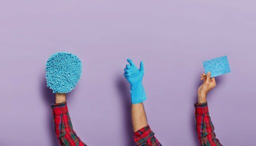 Три мужские руки держат губки для мытья посуды