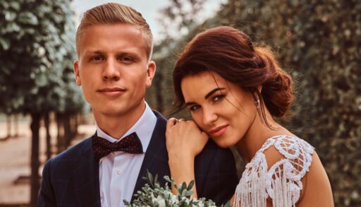 Очаровательная невеста положила голову на плечо жениха