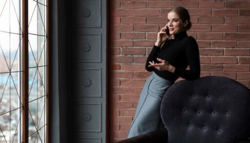 Красивая стильная женщина разговаривает по телефону