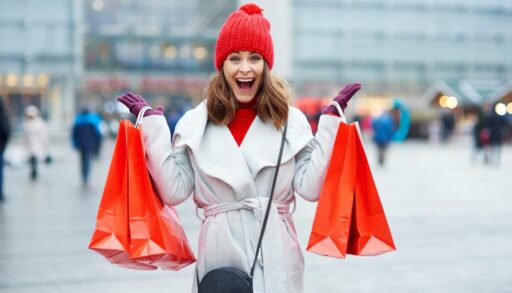 Радостная девушка с покупками