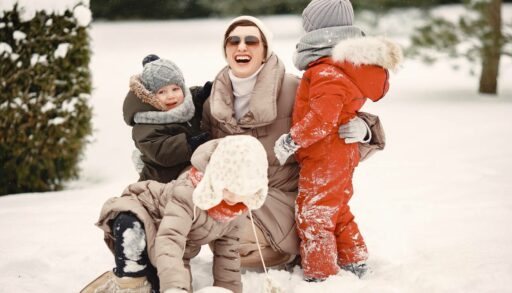 Семья на отдыхе в заснеженном лесу