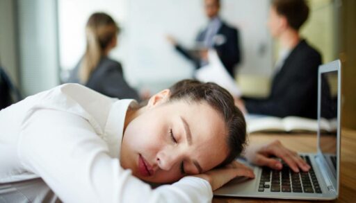 Девушка спит на работе