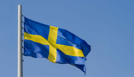 Флаг Швеции на фоне голубого неба