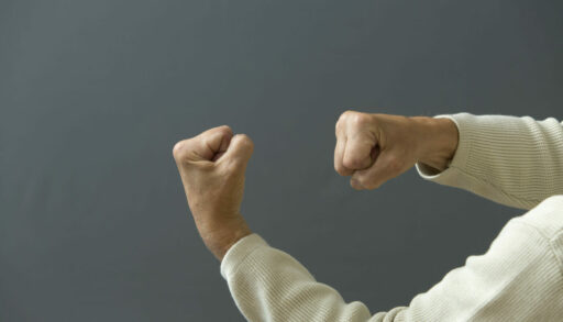 сжатые кулаки